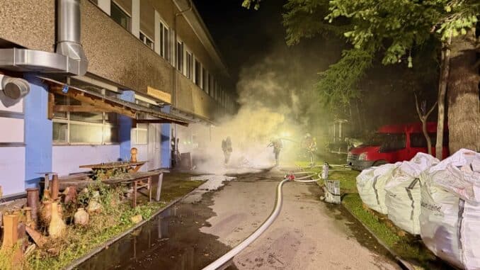 FW Stockach: Brand am Gebäude