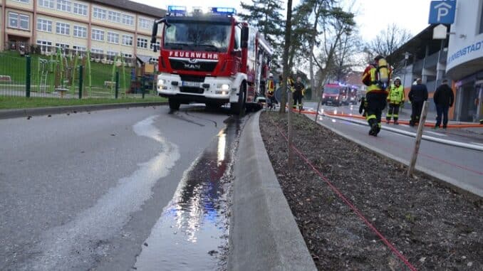 FW Stockach: Fahrzeugbrand im Untergeschoss eines Parkhauses