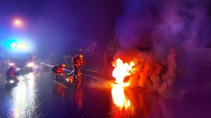 FW Stockach: Fahrzeugbrand innerorts