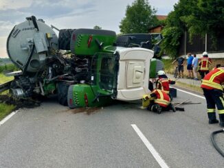 FW Stockach: Fahrzeugbrand innerorts - war: umgestürzte landwirtschaftliche Zugmaschine