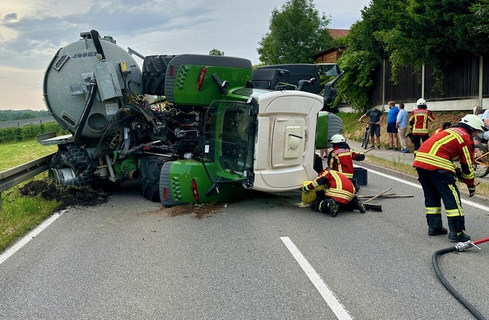 FW Stockach: Fahrzeugbrand innerorts - war: umgestürzte landwirtschaftliche Zugmaschine