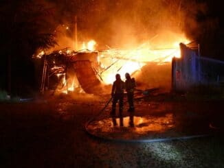 FW Stockach: Gebäudebrand in Winterspüren mit schwieriger Löschwasserversorgung.