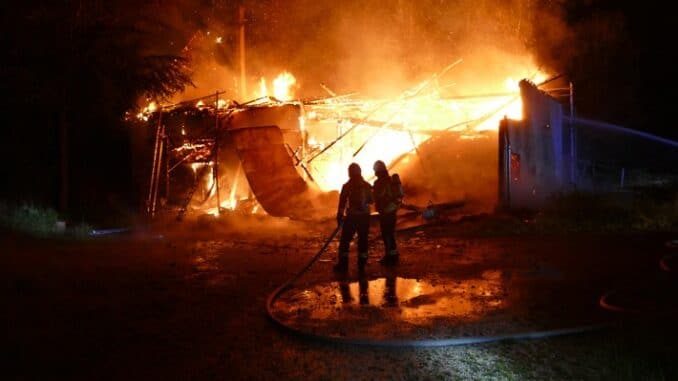 FW Stockach: Gebäudebrand in Winterspüren mit schwieriger Löschwasserversorgung.