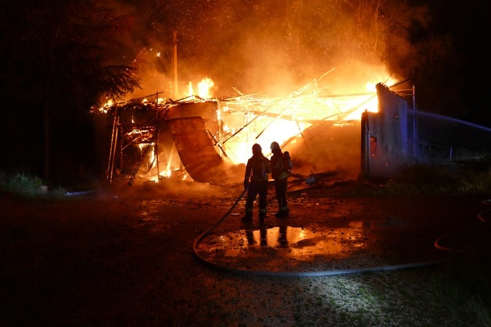 FW Stockach: Gebäudebrand in Winterspüren mit schwieriger Löschwasserversorgung.