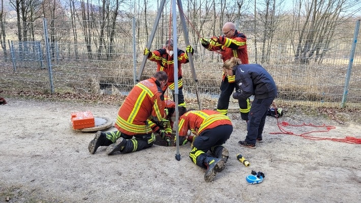 FW Stockach: Hund in Kanalrohr gefangen