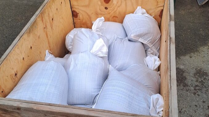 FW Stockach: Jugendfeuerwehr Stockach füllt Sandsäcke