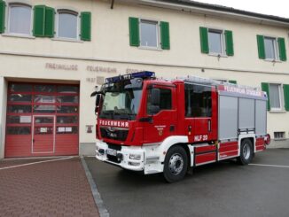 FW Stockach: Täuschungsalarm bei Brandmeldeanlage und brennende Thuja Hecke