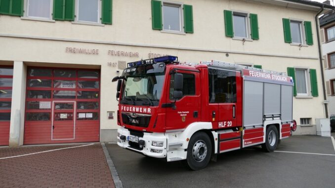 FW Stockach: Täuschungsalarm bei Brandmeldeanlage und brennende Thuja Hecke