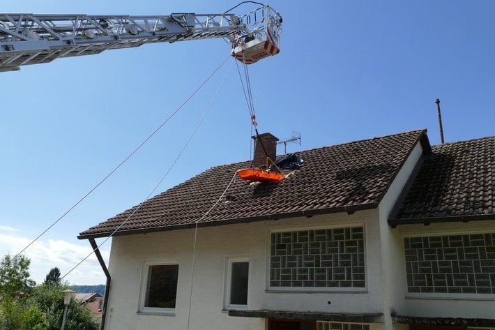 FW Stockach: Tragehilfe für den Rettungsdienst und eine ausgelöste Brandmeldeanlage