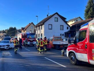 FW Stockach: Verkehrsunfall und Brand am Gebäude