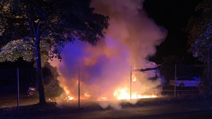 FW-Stolberg: Brennende Wohnwagen