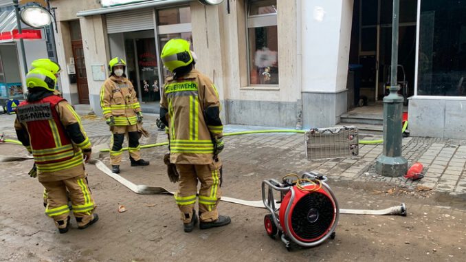 FW-Stolberg: Zimmerbrand - Menschenleben in Gefahr