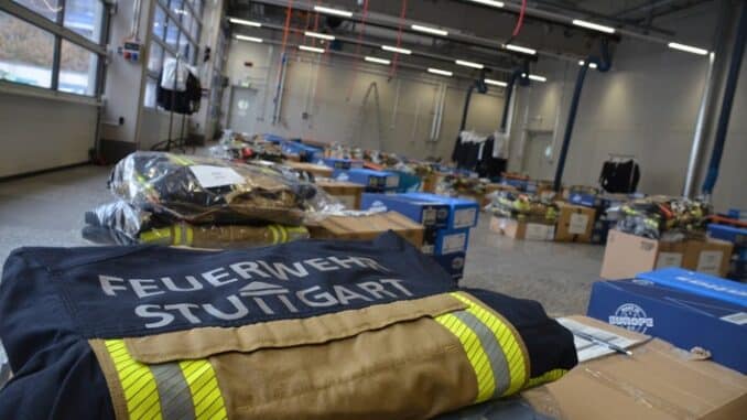 FW Stuttgart: Berufsfeuerwehr Stuttgart rückt in neuer Einsatzkleidung aus