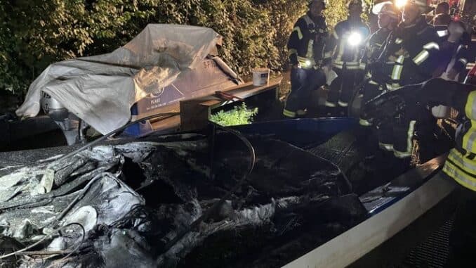 FW Stuttgart: Bootsbrand auf Nebenarm des Neckars