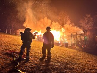 FW Stuttgart: Brand 2 - Gartenhausbrand