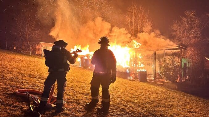 FW Stuttgart: Brand 2 - Gartenhausbrand