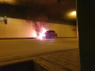 FW Stuttgart: Brand im Kappelbergtunnel - PKW im Vollbrand - Feuerwehr Fellbach löscht den PKW