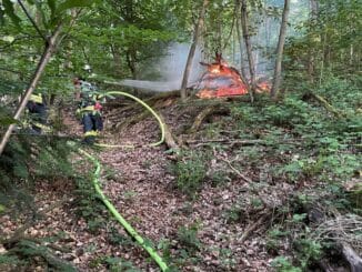 FW Stuttgart: Brand in Stuttgarter Waldgebiet