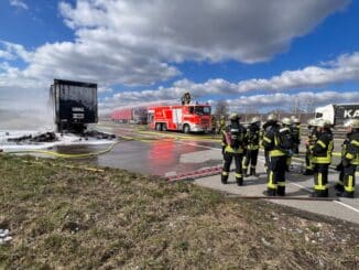 FW Stuttgart: Brennender LKW-Sattelauflieger auf der A8