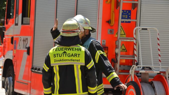 FW Stuttgart: Dachgeschosswohnung in Flammen