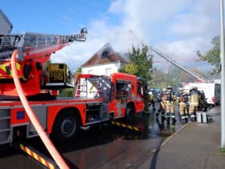 FW Stuttgart: Dachstuhlbrand in leerstehendem Gebäude in Stuttgart-Weilimdorf