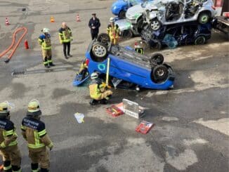 FW Stuttgart: Eine Feuerwehrfrau und 29 Feuerwehrmänner bestehen ihre Laufbahnprüfung