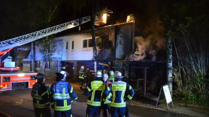 FW Stuttgart: Feuer in einer Gaststätte /Mehrere Anrufer melden Feuerschein /Feuer im Außenbereich droht überzugreifen
