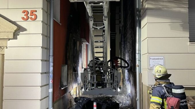 FW Stuttgart: Flammen greifen auf Wohngebäude über