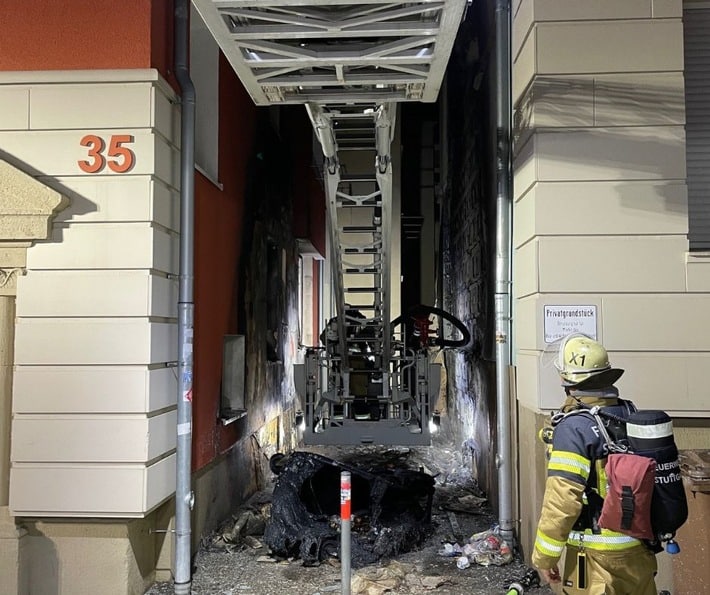 FW Stuttgart: Flammen greifen auf Wohngebäude über