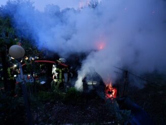 FW Stuttgart: Gartenhütte im Vollbrand