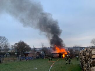 FW Stuttgart: Gartenhütte in Vollbrand - Starke Rauchentwicklung und Knallgeräusche