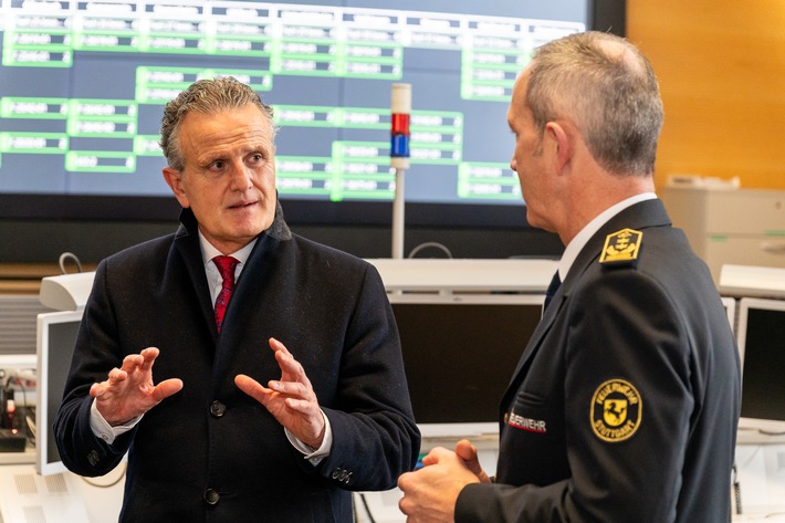FW Stuttgart: Gemeinsame Pressemitteilung von Feuerwehr und DRK Stuttgart: Weihnachtsbesuch von Oberbürgermeister Dr. Frank Nopper und DRK-Präsident Dr. Martin Schairer bei Einsatzkräften von DRK und Feuerwehr