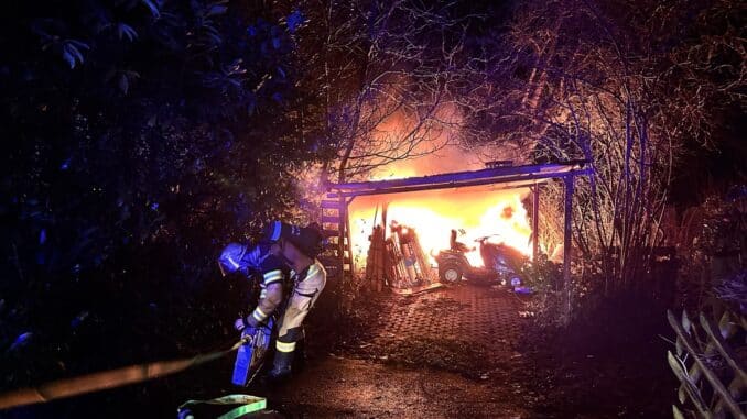 FW Stuttgart: Geräteunterstand und Hühnerstall in Vollbrand