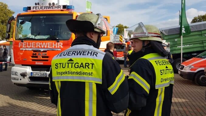 FW Stuttgart: Kinderfinger in Splintloch eingeklemmt