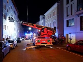 FW Stuttgart: Küchenbrand mit verrauchtem Treppenhaus