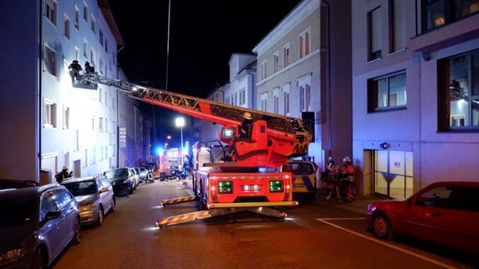 FW Stuttgart: Küchenbrand mit verrauchtem Treppenhaus