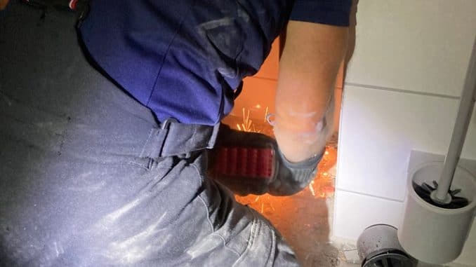 FW Stuttgart: Montag, 13.06.2022: Feuerwehr befreit eingeklemmte Katze