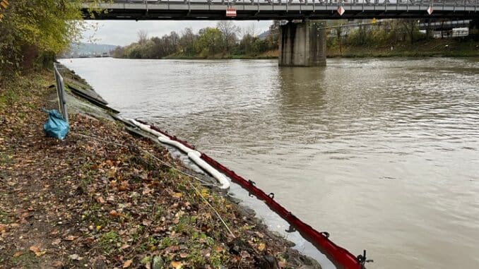 FW Stuttgart: Öl in den Neckar ausgetreten