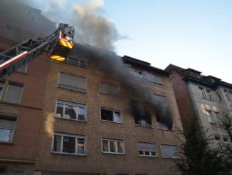 FW Stuttgart: Stuttgart-West, Rötestraße: Zimmerbrand im 2. Obergeschoss