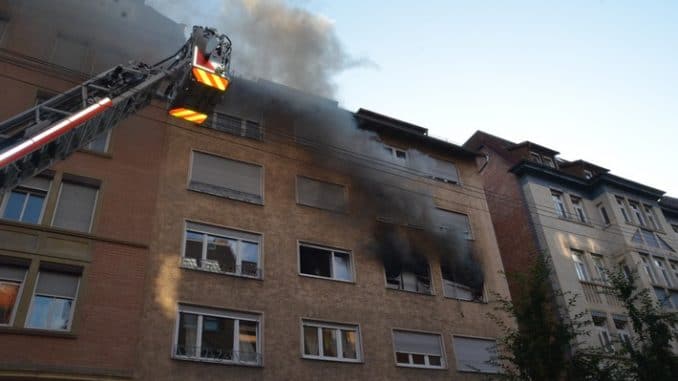 FW Stuttgart: Stuttgart-West, Rötestraße: Zimmerbrand im 2. Obergeschoss