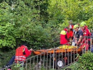 FW Stuttgart: Transporthilfe durch die Feuerwehr in unwegsamem Gelände