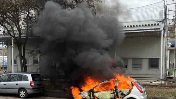 FW Stuttgart: - Vollbrand eines PKW's, sowie starke Rauchentwicklung - Brand droht auf weitere Fahrzeuge überzugreifen