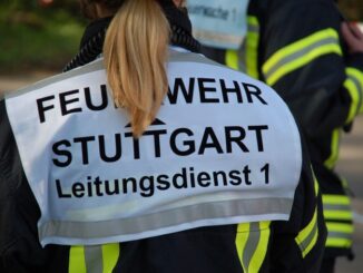 FW Stuttgart: Wohnungsbrand, Stuttgart-Weilimdorf / Drei Personen verletzt, ein Hund aus Brandwohnung gerettet