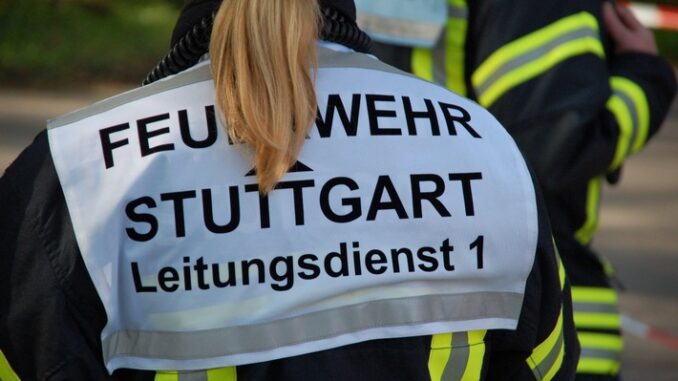 FW Stuttgart: Wohnungsbrand, Stuttgart-Weilimdorf / Drei Personen verletzt, ein Hund aus Brandwohnung gerettet