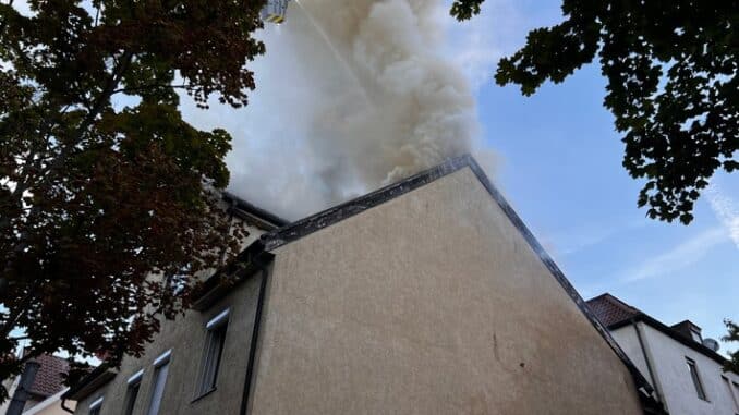 FW Stuttgart: Wohnungsbrand greift auf Dach über