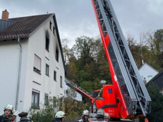 FW Stuttgart: Zwei verletzte Personen bei Vollbrand einer Wohnung