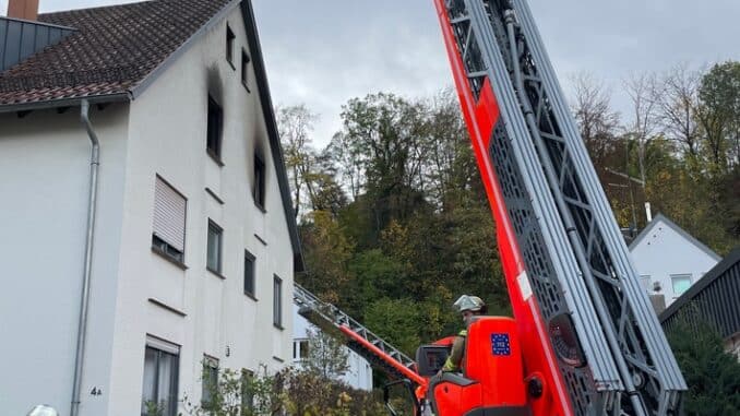 FW Stuttgart: Zwei verletzte Personen bei Vollbrand einer Wohnung