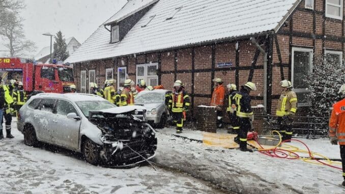 FW Südheide: Schwerer Verkehrsunfall in Wohlde Großaufgebot an Rettungskräfte im Einsatz