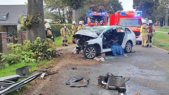 FW Tönisvorst: 19-jähriger Tönisvorster prallt mit seinem PKW gegen einen Baum und muss aufwendig durch die Feuerwehr gerettet werden.
