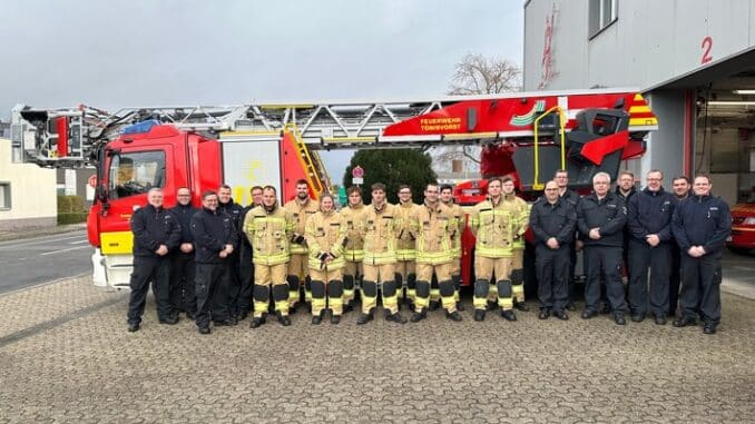 FW Tönisvorst: 9 neue Einsatzkräfte für die Feuerwehr Tönisvorst - ehrenamtliche Mitglieder beenden ihre Grundausbildung